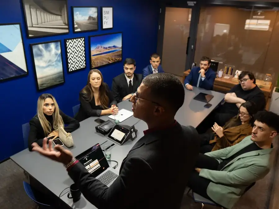 Equipe da Prime Land Club reunida em sala de reunião