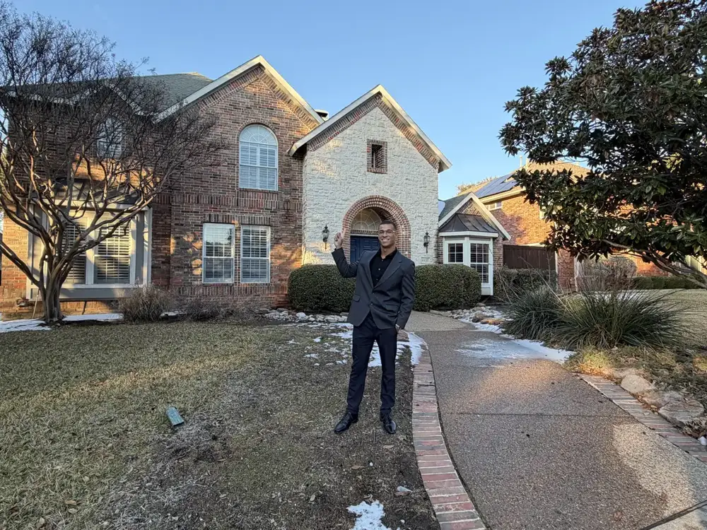 Gustavo Rangel em frente a uma casa de tijolos na região de Dallas–Fort Worth
